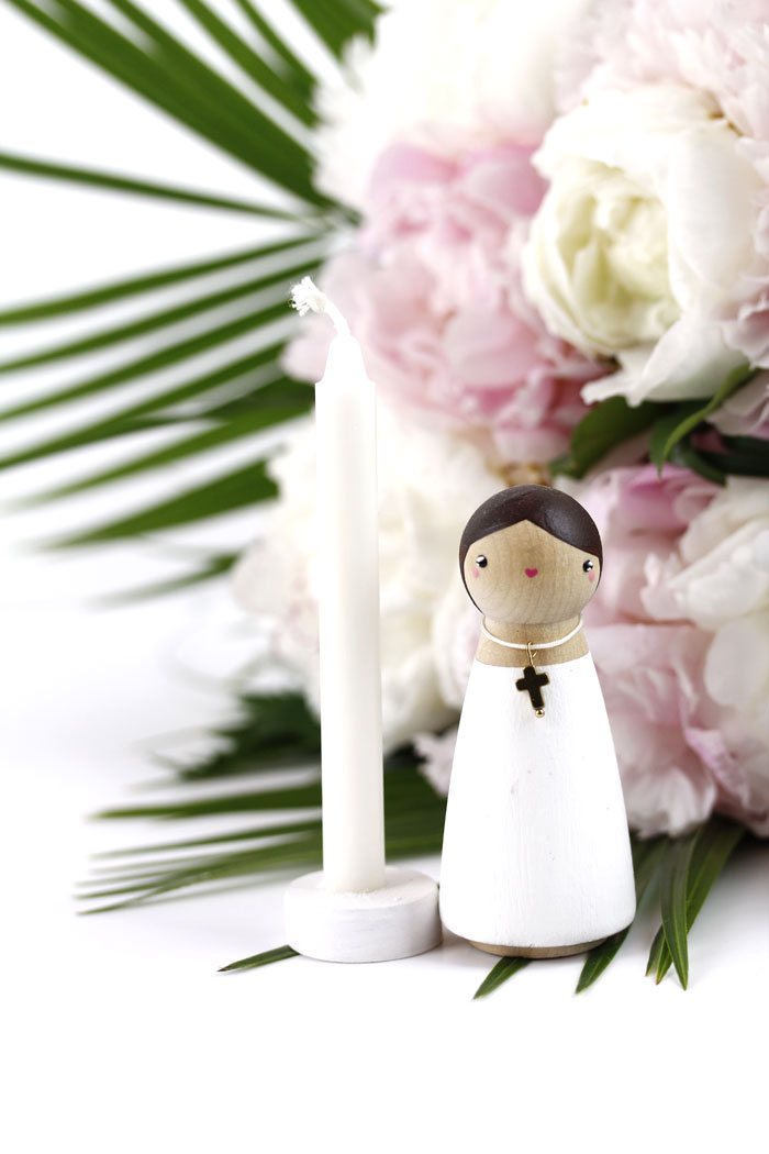 Grande Figurine Bois Célébration fille Brune/ Châtain + Bougie (image pour) Grande Figurine Bois Célébration fille Brune/ Châtain + Bougie