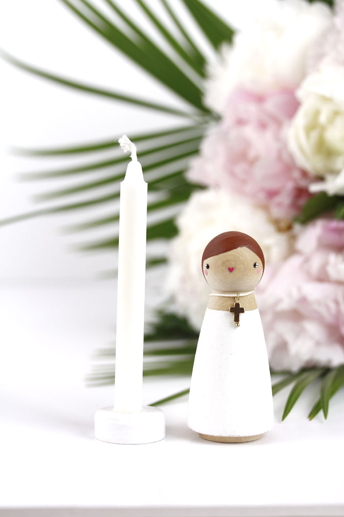 Grande Figurine Bois Célébration fille Châtain clair + Bougie (image pour) Grande Figurine Bois Célébration fille Châtain clair + Bougie