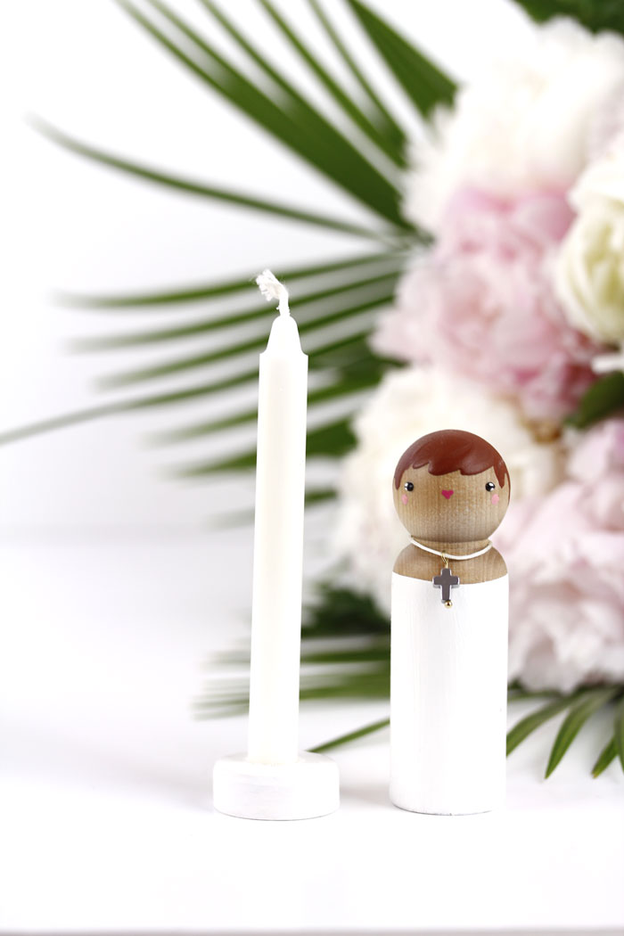 Grande Figurine Bois Célébration garçon Châtain clair + Bougie (image pour) Grande Figurine Bois Célébration garçon Châtain clair + Bougie