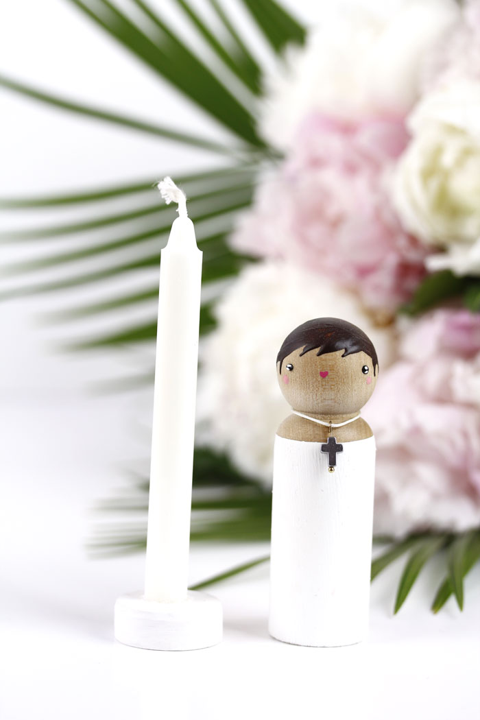 Grande Figurine Bois Célébration garçon Brun / Châtain + Bougie (image pour) Grande Figurine Bois Célébration garçon Brun / Châtain + Bougie