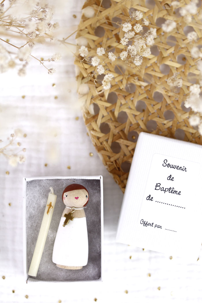 (image pour) Petite Figurine Bois Fille Châtain Clair